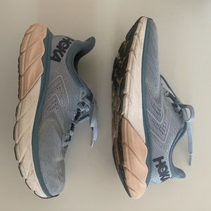 Hoka Arahi 5 in Fog/Provincial Blue